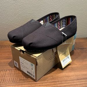 Toms Classic Alpargatas - Black on Black - size 9